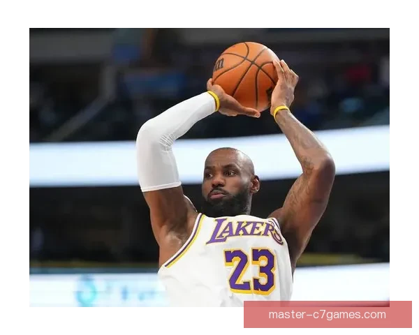 湖人加时逆转勇士詹姆斯末节狂砍三双引爆全美热议冲击季后赛格局